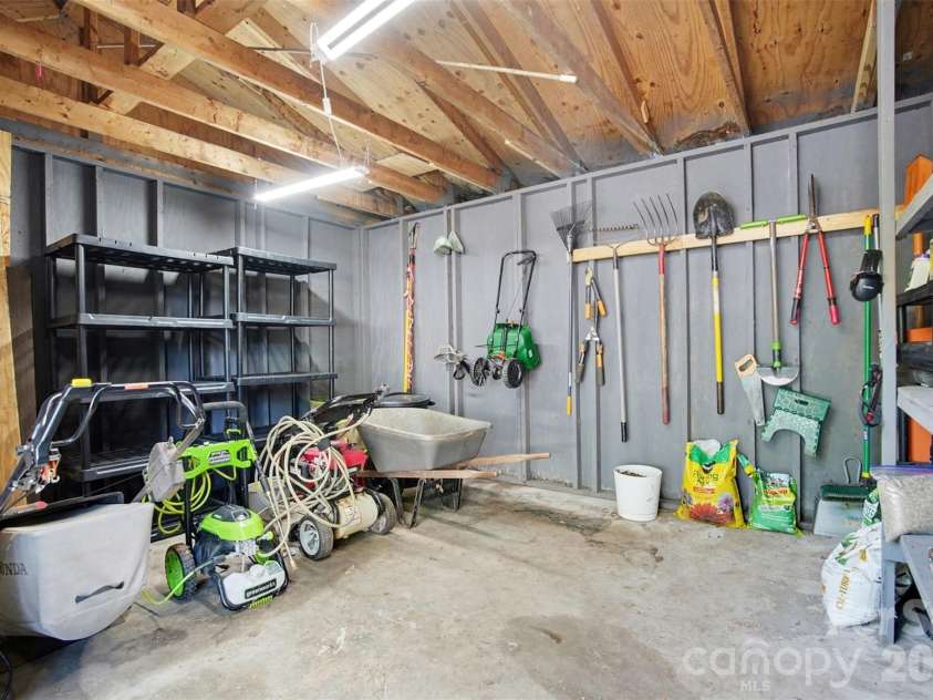1800 Emerywood Drive, Charlotte, NC 28210.  MLS# CAR4342251, YatesRealty ID 18266. 