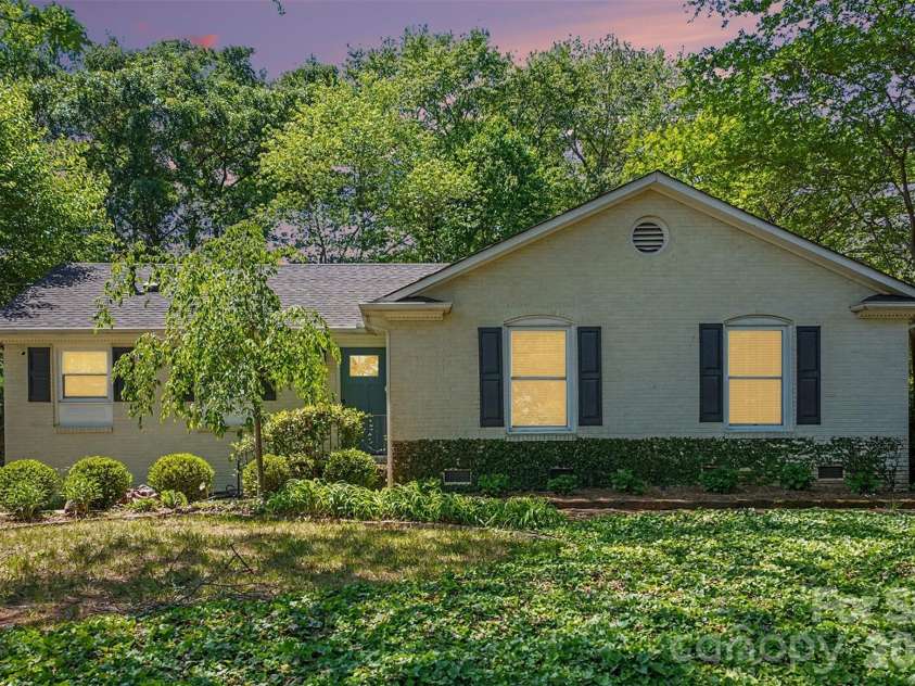 1800 Emerywood Drive, Charlotte, NC 28210.  MLS# CAR4342251, YatesRealty ID 18266. 