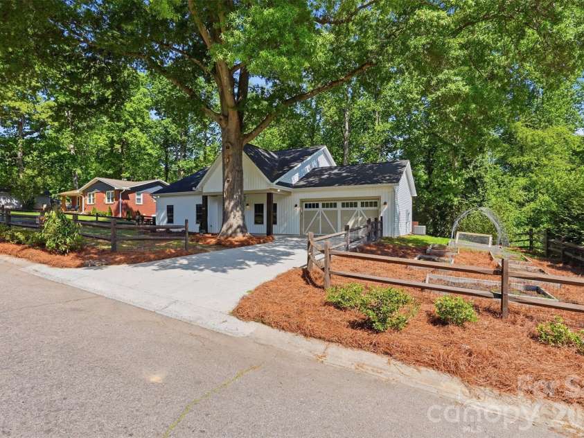 2113 Woodlawn Street, Kannapolis, NC 28083.  MLS# CAR4372659, YatesRealty ID 18273. 