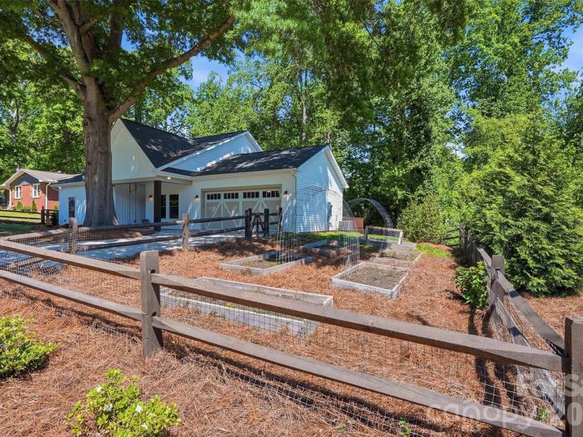 2113 Woodlawn Street, Kannapolis, NC 28083.  MLS# CAR4372659, YatesRealty ID 18273. 