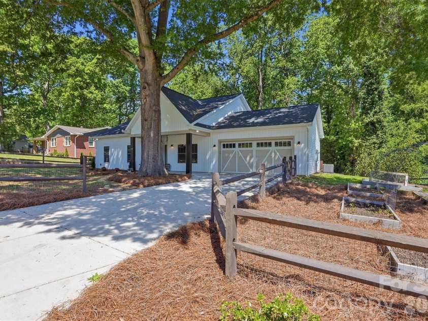 2113 Woodlawn Street, Kannapolis, NC 28083.  MLS# CAR4372659, YatesRealty ID 18273. 