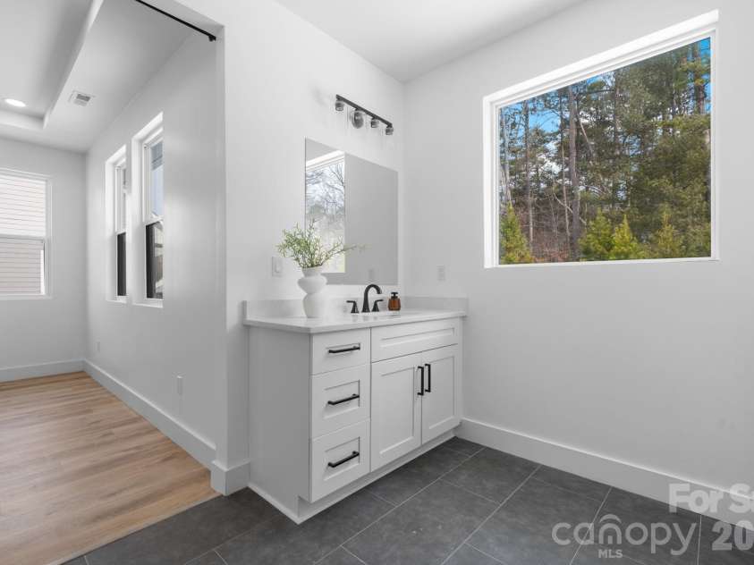 1207 39th Avenue, Hickory, NC 28601.  MLS# CAR4342457, YatesRealty ID 18274. 