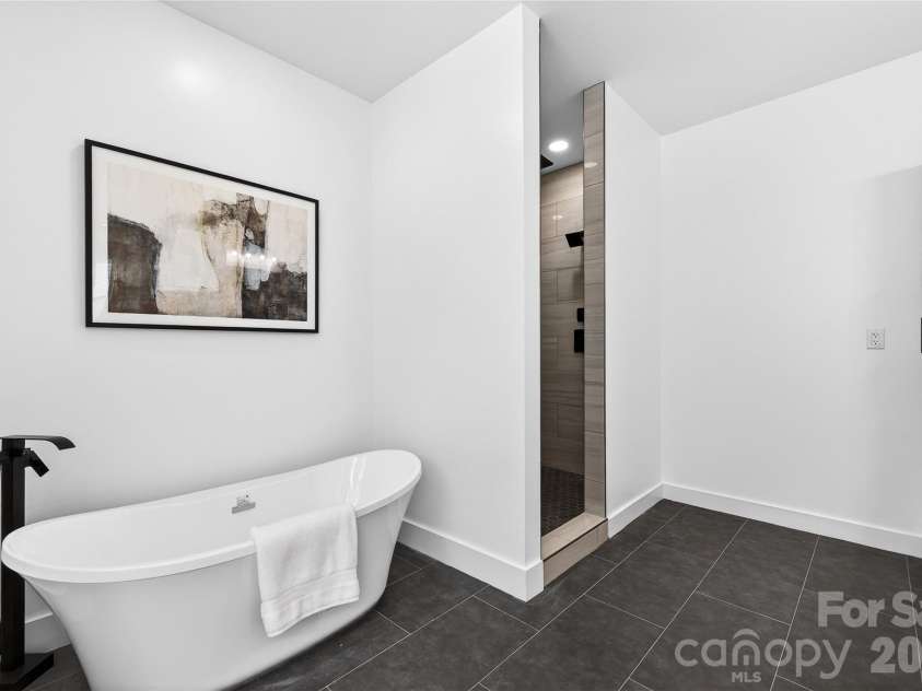 1207 39th Avenue, Hickory, NC 28601.  MLS# CAR4342457, YatesRealty ID 18274. 