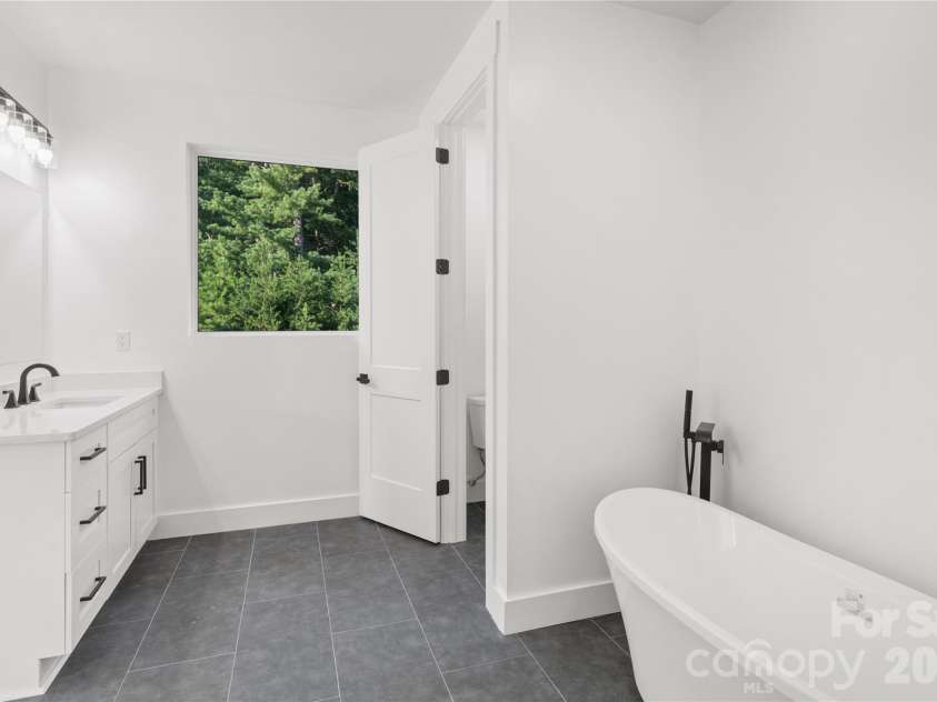 1207 39th Avenue, Hickory, NC 28601.  MLS# CAR4413840, YatesRealty ID 18274. 