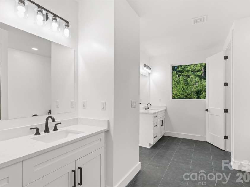 1207 39th Avenue, Hickory, NC 28601.  MLS# CAR4413840, YatesRealty ID 18274. 