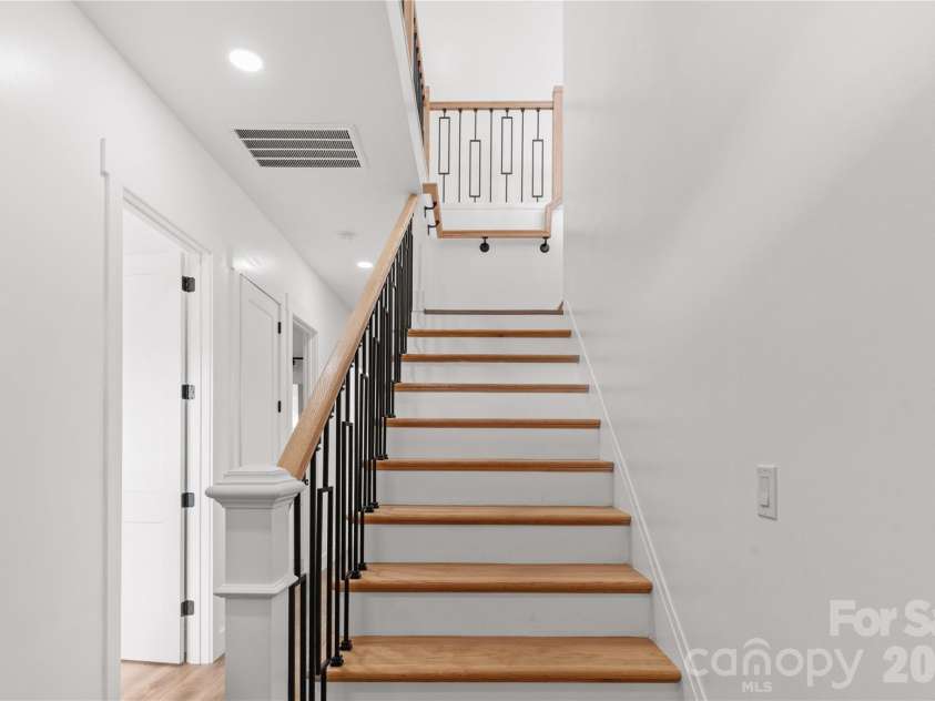 1207 39th Avenue, Hickory, NC 28601.  MLS# CAR4413840, YatesRealty ID 18274. 