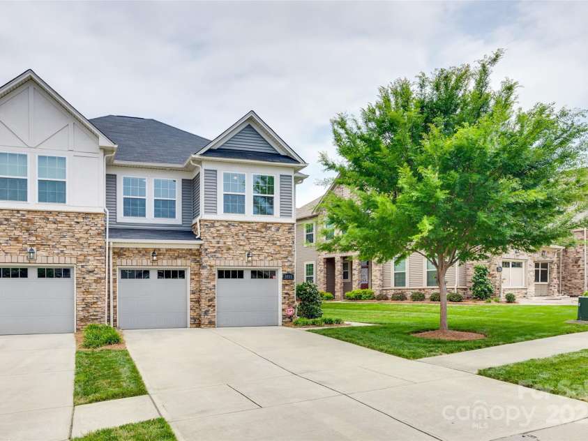 5836 Clan Maclaine Drive, Charlotte, NC 28278.  MLS# CAR4259944, YatesRealty ID 18274. Desirable End Unit for added privacy and natural light