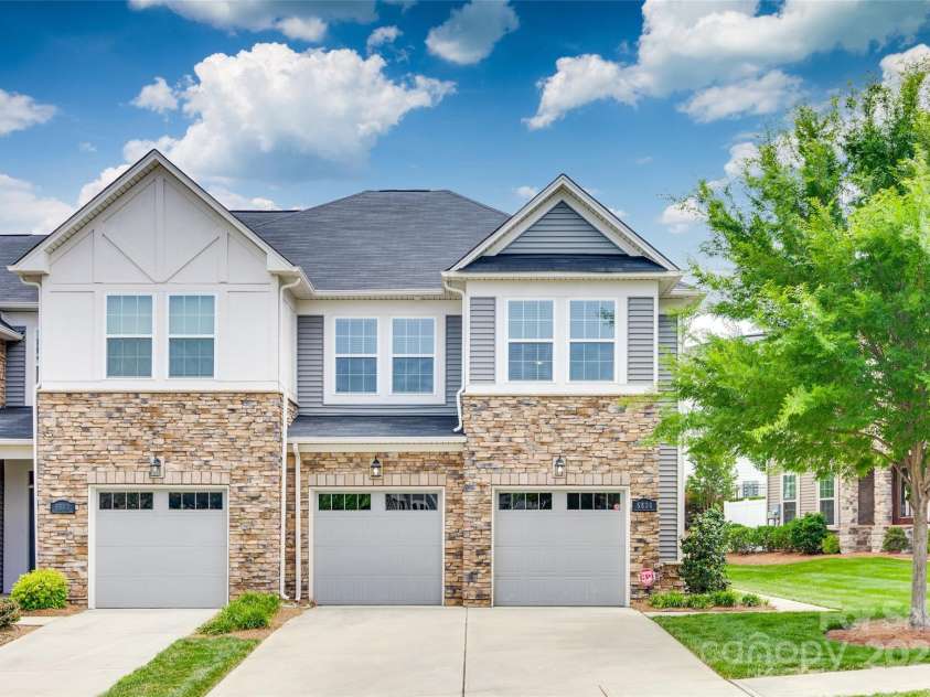5836 Clan Maclaine Drive, Charlotte, NC 28278.  MLS# CAR4259944, YatesRealty ID 18274. Desirable END UNIT with oversided 2 car garage
