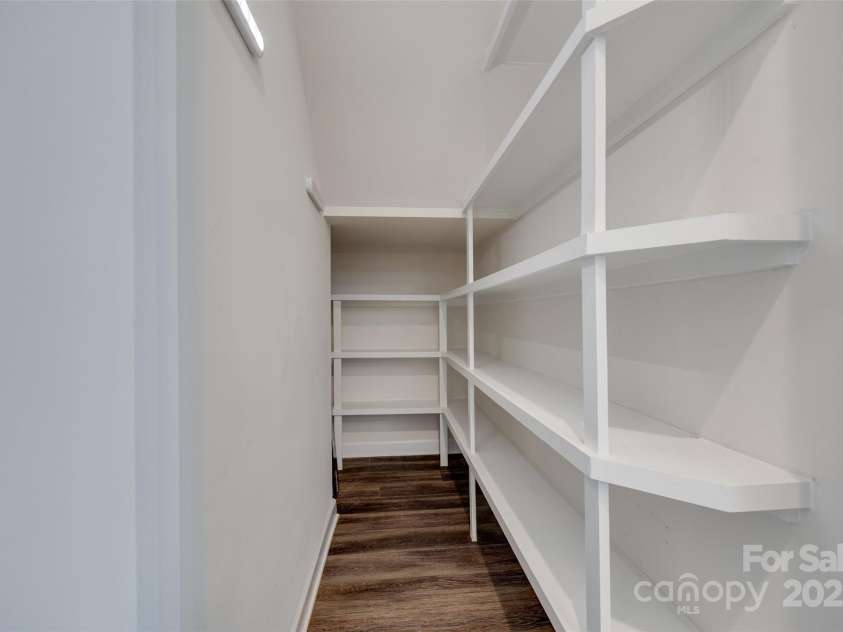 5836 Clan Maclaine Drive, Charlotte, NC 28278.  MLS# CAR4259944, YatesRealty ID 18274. Huge Walk in Pantry