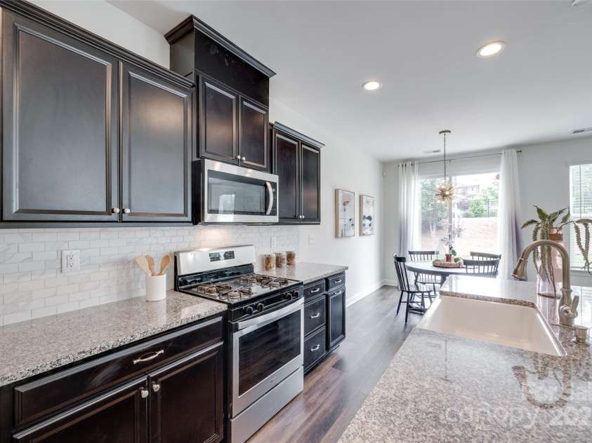 5836 Clan Maclaine Drive, Charlotte, NC 28278.  MLS# CAR4259944, YatesRealty ID 18274. Kitchen Cabinets and counterspace Galore!