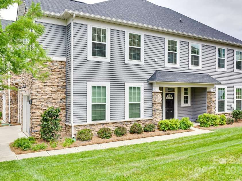 5836 Clan Maclaine Drive, Charlotte, NC 28278.  MLS# CAR4259944, YatesRealty ID 18274. MASSIVE amount of Natural Light!