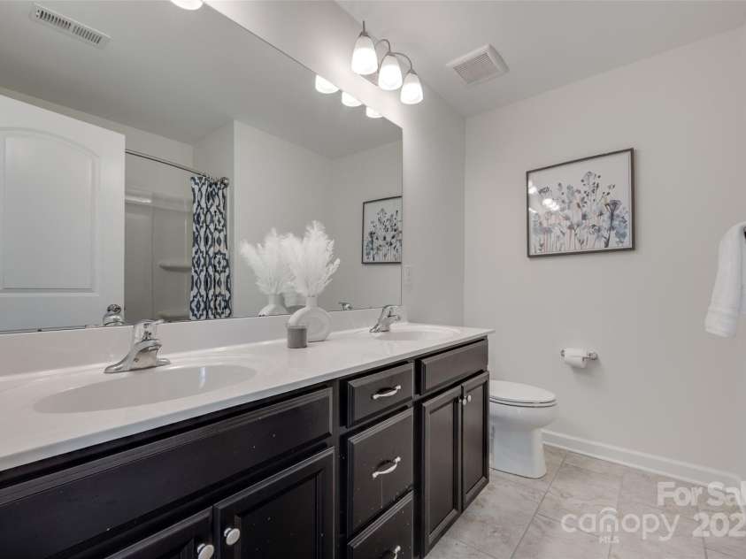 5836 Clan Maclaine Drive, Charlotte, NC 28278.  MLS# CAR4259944, YatesRealty ID 18274. Secondary Bathroom