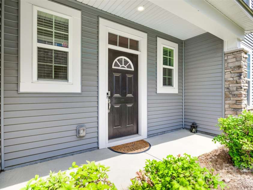 5836 Clan Maclaine Drive, Charlotte, NC 28278.  MLS# CAR4259944, YatesRealty ID 18274. Welcoming Large Front Porch
