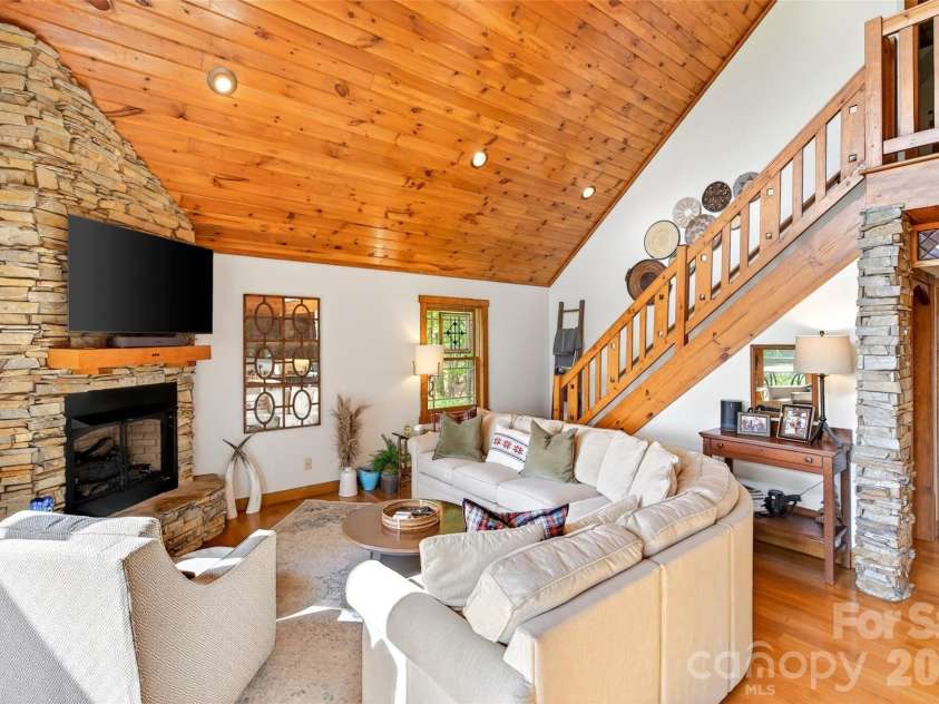 965 Grandview Peaks Drive, Nebo, NC 28761.  MLS# CAR4372077, YatesRealty ID 18278. 