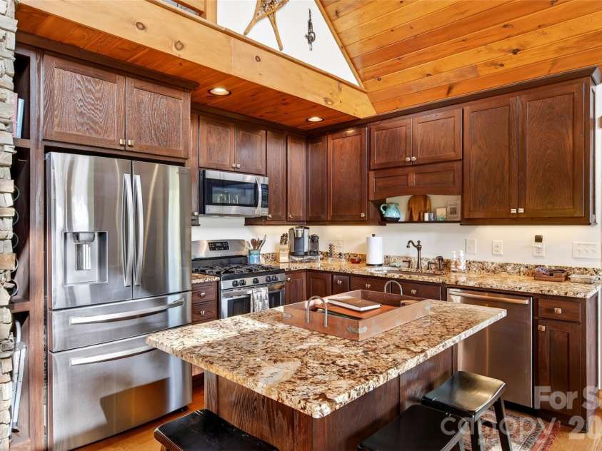 965 Grandview Peaks Drive, Nebo, NC 28761.  MLS# CAR4372077, YatesRealty ID 18278. 