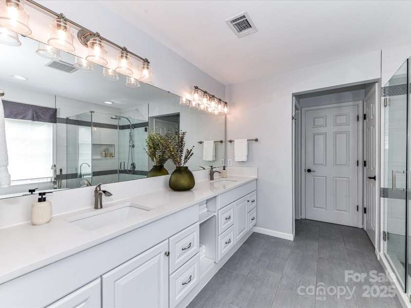 8608 Talbert Paige Court, Charlotte, NC 28277.  MLS# CAR4265517, YatesRealty ID 18279. Primary Bathroom
