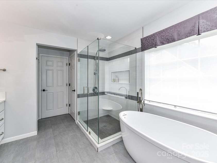 8608 Talbert Paige Court, Charlotte, NC 28277.  MLS# CAR4265517, YatesRealty ID 18279. Primary Bathroom