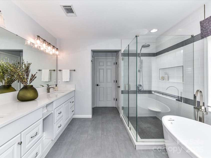 8608 Talbert Paige Court, Charlotte, NC 28277.  MLS# CAR4265517, YatesRealty ID 18279. Primary Bathroom