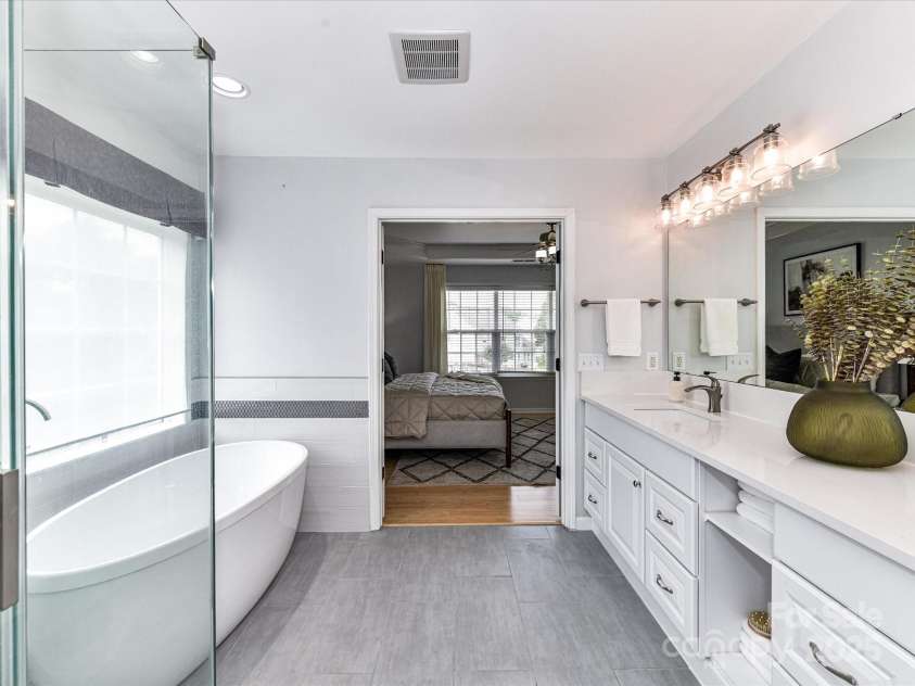 8608 Talbert Paige Court, Charlotte, NC 28277.  MLS# CAR4265517, YatesRealty ID 18279. Primary Bathroom