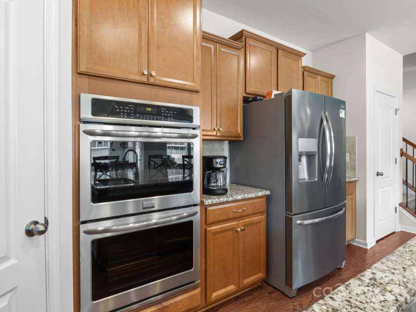 15925 Foreleigh Road, Huntersville, NC 28078.  MLS# CAR4293260, YatesRealty ID 1828. Double ovens 