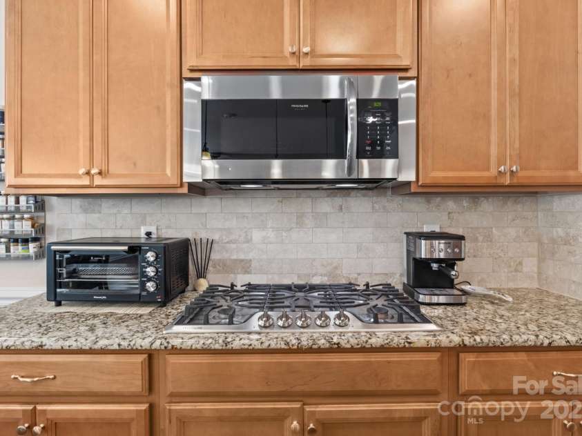 15925 Foreleigh Road, Huntersville, NC 28078.  MLS# CAR4293260, YatesRealty ID 1828. Gas range 