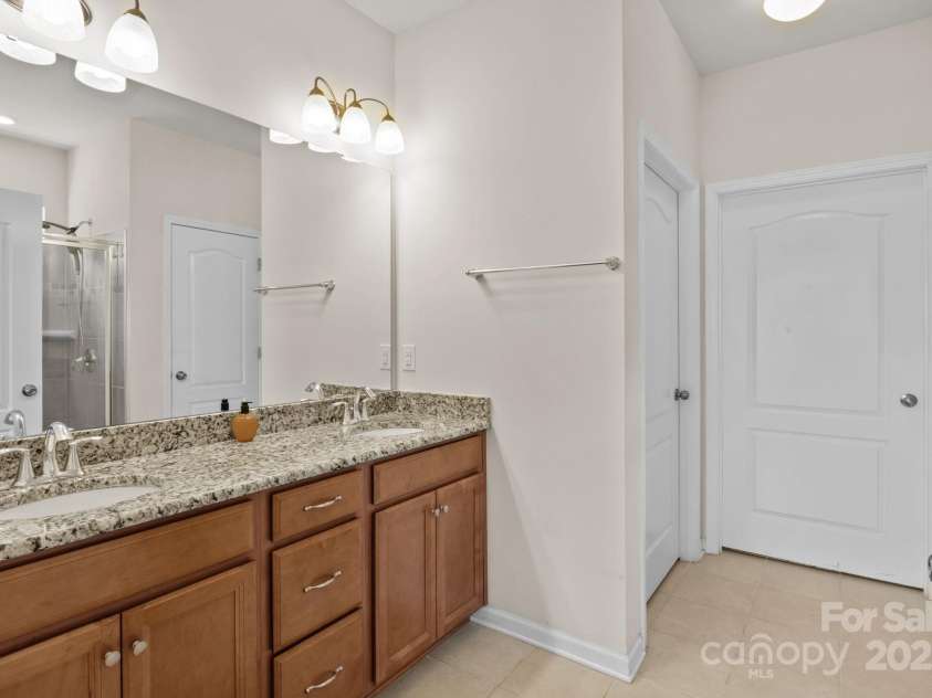 15925 Foreleigh Road, Huntersville, NC 28078.  MLS# CAR4293260, YatesRealty ID 1828. Primary bath