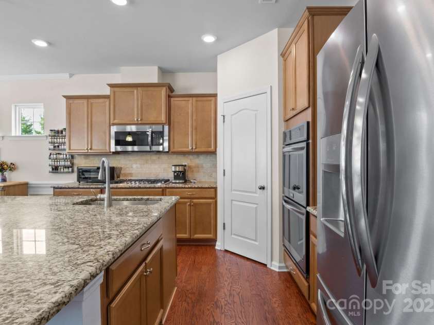 15925 Foreleigh Road, Huntersville, NC 28078.  MLS# CAR4293260, YatesRealty ID 1828. Stainless and granite 