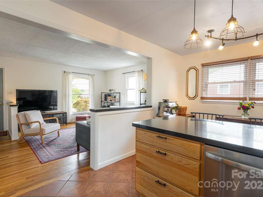 83 Skyview Terrace, Asheville, NC 28806.  MLS# CAR4253476, YatesRealty ID 18280. 