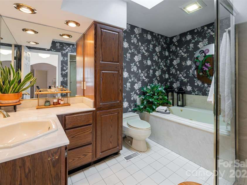 83 Skyview Terrace, Asheville, NC 28806.  MLS# CAR4253476, YatesRealty ID 18280. 