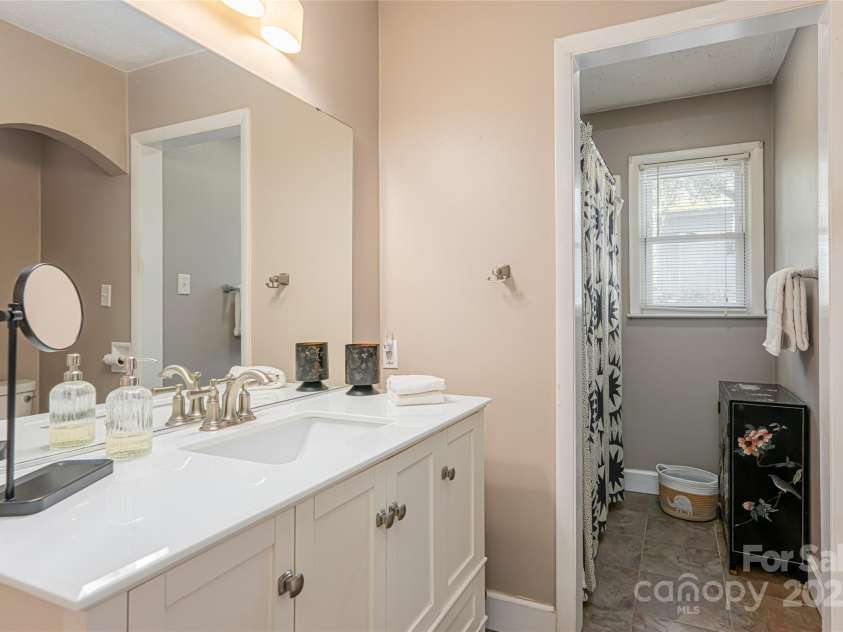 83 Skyview Terrace, Asheville, NC 28806.  MLS# CAR4253476, YatesRealty ID 18280. 