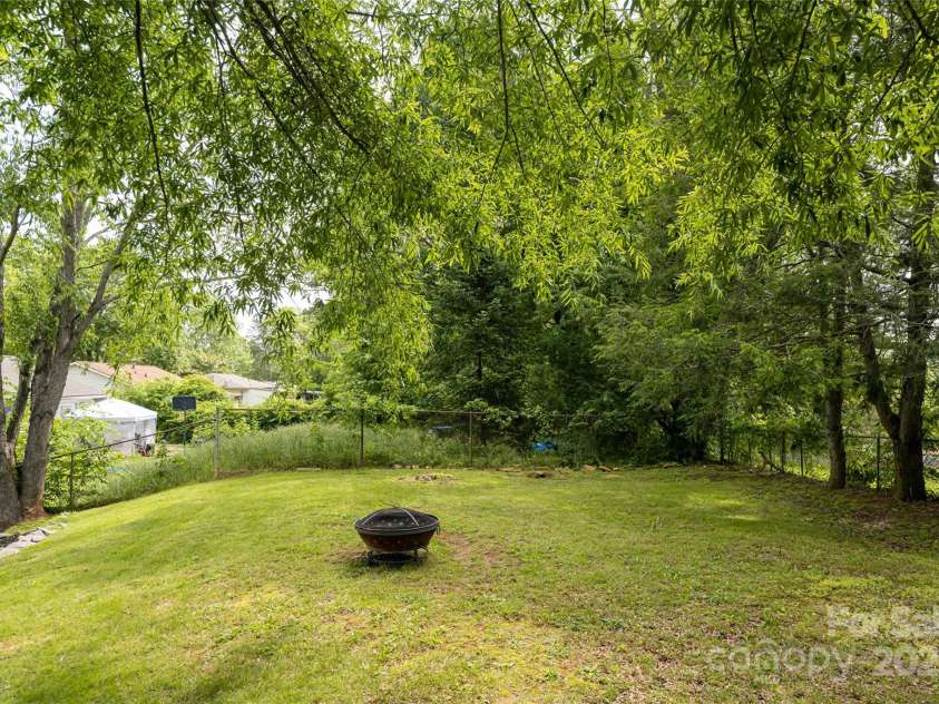 83 Skyview Terrace, Asheville, NC 28806.  MLS# CAR4253476, YatesRealty ID 18280. 