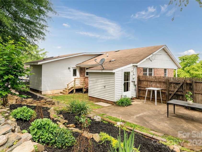 83 Skyview Terrace, Asheville, NC 28806.  MLS# CAR4253476, YatesRealty ID 18280. 