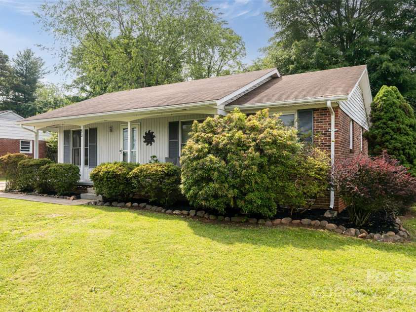 83 Skyview Terrace, Asheville, NC 28806.  MLS# CAR4253476, YatesRealty ID 18280. 