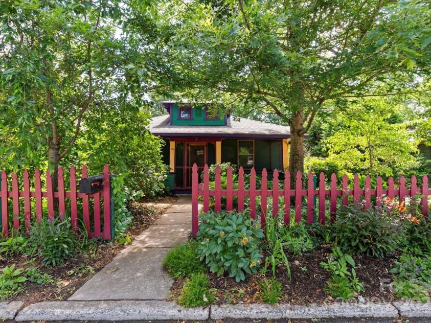 50 Nevada Avenue, Asheville, NC 28806.  MLS# CAR4265295, YatesRealty ID 18281. 