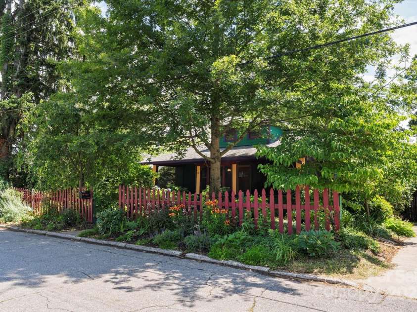 50 Nevada Avenue, Asheville, NC 28806.  MLS# CAR4265295, YatesRealty ID 18281. 