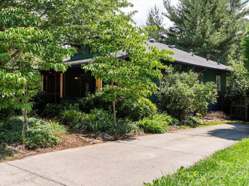 50 Nevada Avenue, Asheville, NC 28806.  MLS# CAR4265295, YatesRealty ID 18281. 