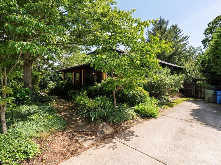 50 Nevada Avenue, Asheville, NC 28806.  MLS# CAR4265295, YatesRealty ID 18281. 