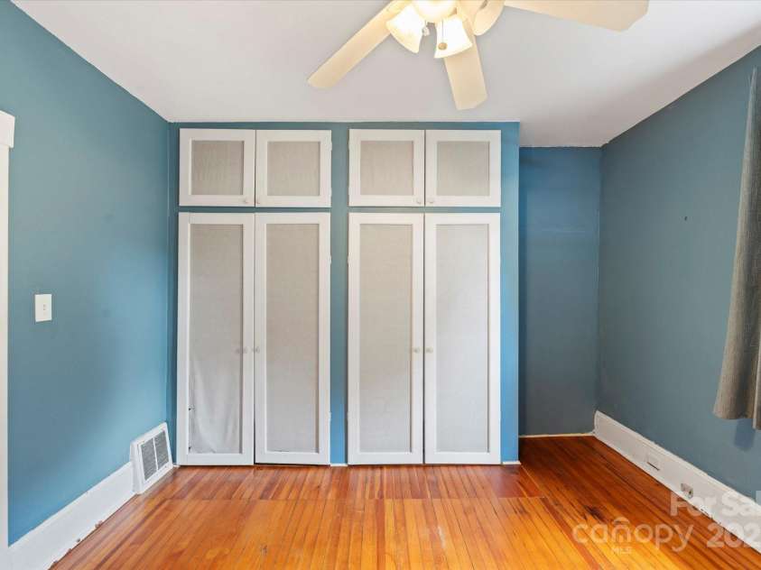 50 Nevada Avenue, Asheville, NC 28806.  MLS# CAR4265295, YatesRealty ID 18281. 