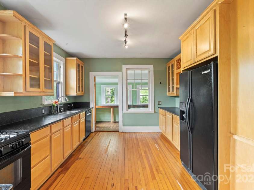 50 Nevada Avenue, Asheville, NC 28806.  MLS# CAR4265295, YatesRealty ID 18281. 