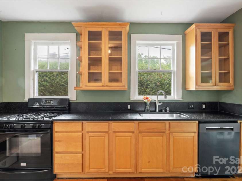 50 Nevada Avenue, Asheville, NC 28806.  MLS# CAR4265295, YatesRealty ID 18281. 