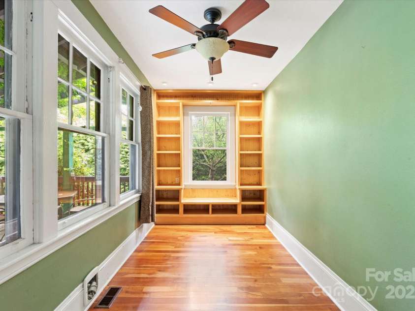 50 Nevada Avenue, Asheville, NC 28806.  MLS# CAR4265295, YatesRealty ID 18281. 