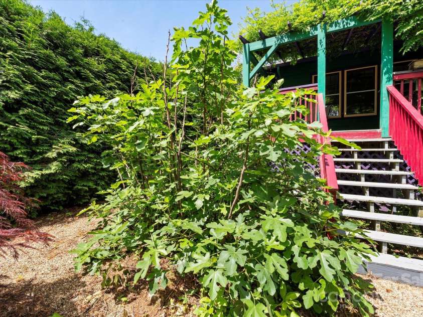 50 Nevada Avenue, Asheville, NC 28806.  MLS# CAR4265295, YatesRealty ID 18281. 