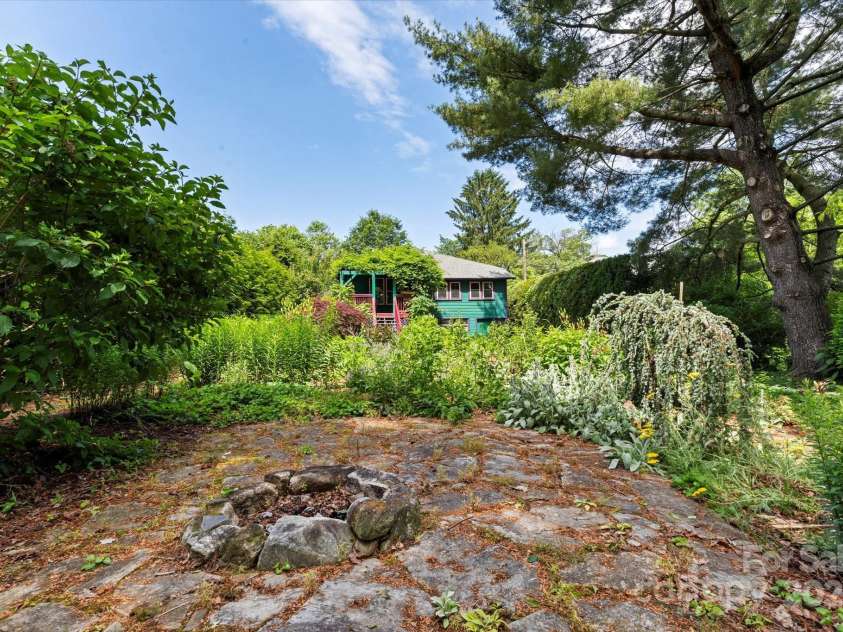 50 Nevada Avenue, Asheville, NC 28806.  MLS# CAR4265295, YatesRealty ID 18281. 