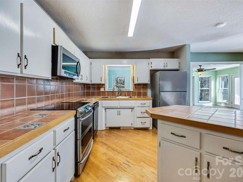 188 Oak Forest Circle, Gaffney, SC 29341.  MLS# CAR4355083, YatesRealty ID 18282. Digitally enhanced/furniture & item removal*