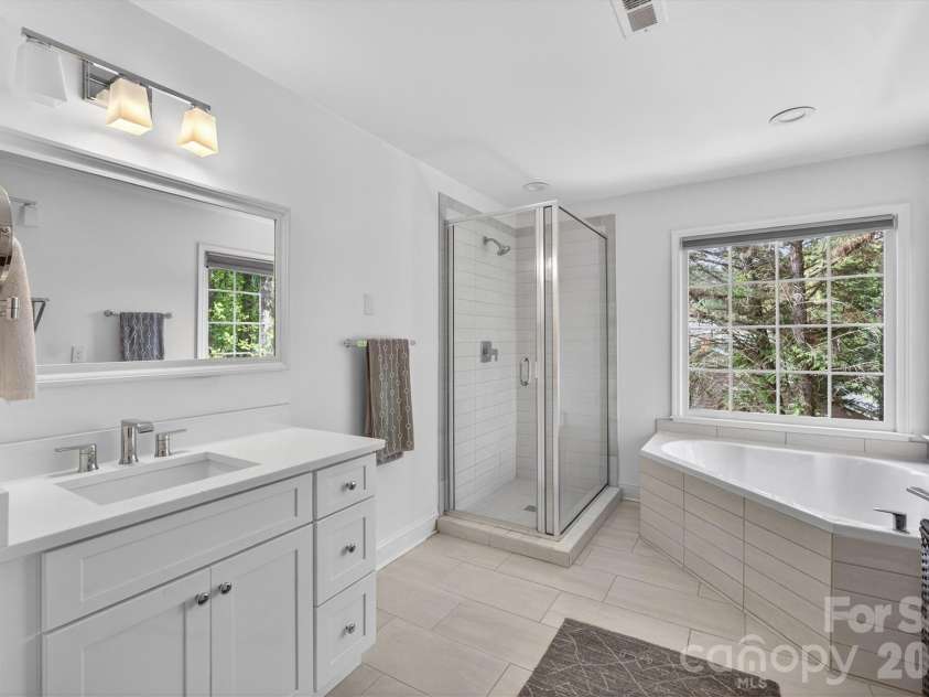 12535 Cedar Post Lane, Charlotte, NC 28215.  MLS# CAR4367943, YatesRealty ID 18283. 
