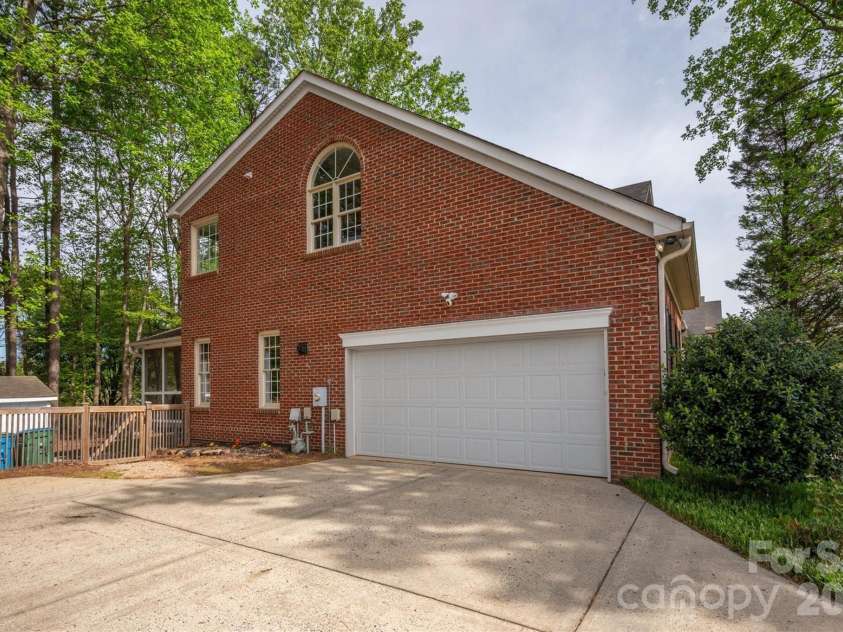 12535 Cedar Post Lane, Charlotte, NC 28215.  MLS# CAR4367943, YatesRealty ID 18283. 