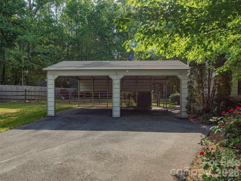 6911 Birdsong Lane, Waxhaw, NC 28173.  MLS# CAR4374660, YatesRealty ID 18285. 