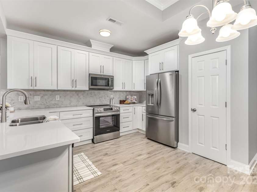 813 Montreat Drive, Dallas, NC 28034.  MLS# CAR4264277, YatesRealty ID 18285. 