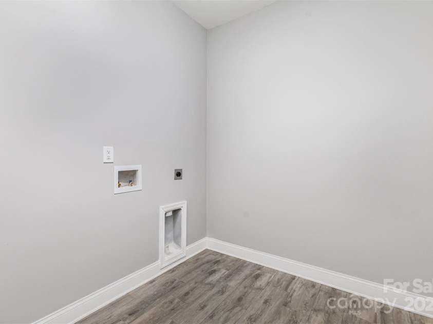 813 Montreat Drive, Dallas, NC 28034.  MLS# CAR4264277, YatesRealty ID 18285. 