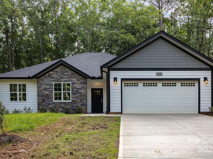813 Montreat Drive, Dallas, NC 28034.  MLS# CAR4264277, YatesRealty ID 18285. 
